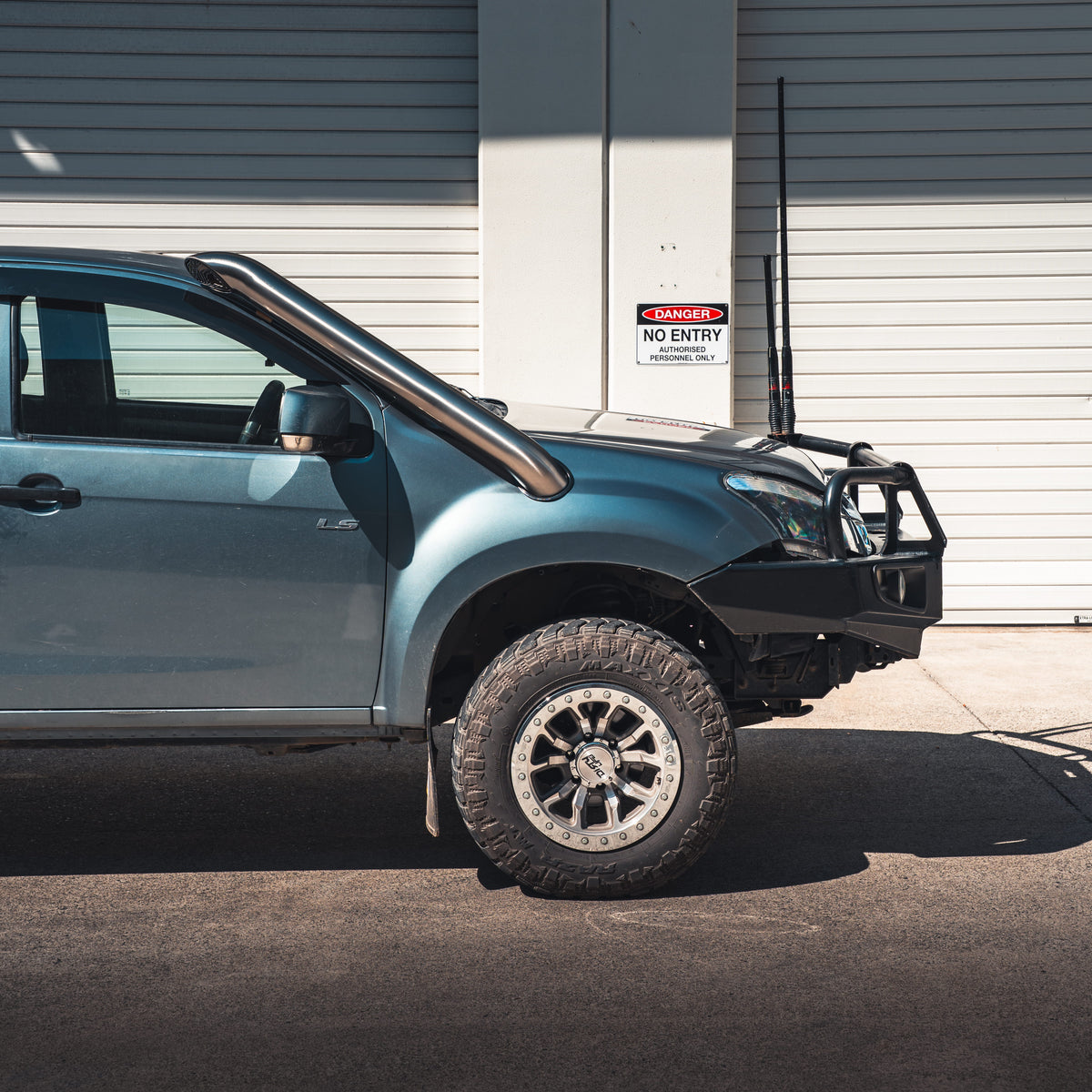 Isuzu D-Max fitted with the Angry Arc 4.5 inch stainless steel snorkel, front three-quarter view